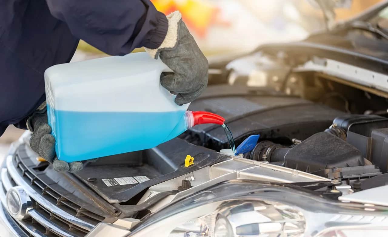 Scheibenwischwasser richtig wählen: Tipps für Sicherheit und Pflege