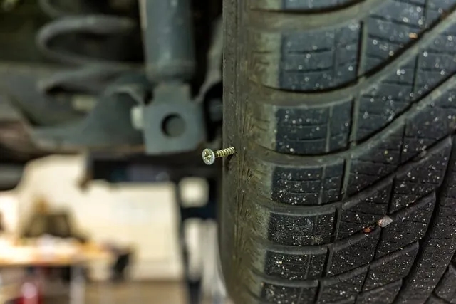 Schraube im Reifen: Ist der Schaden durch die Versicherung gedeckt?