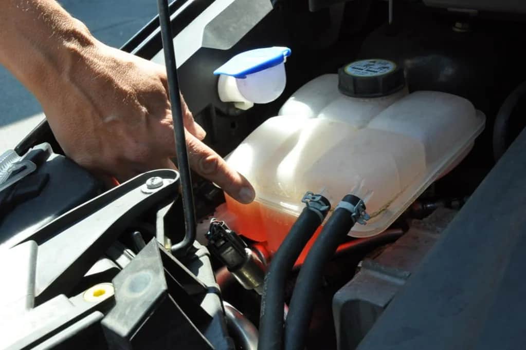 Die richtige Kühlflüssigkeit für die Klimaanlage im Auto wählen