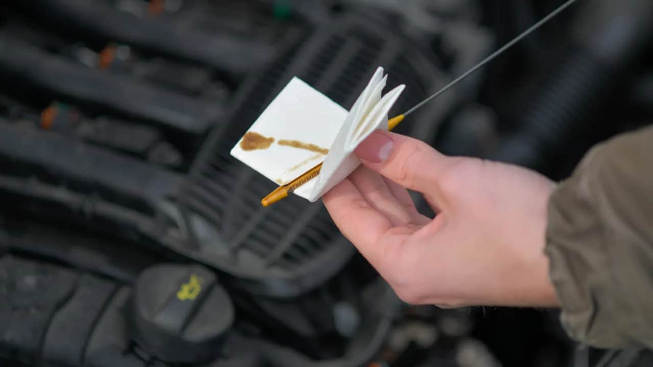 Motoröl nachfüllen: So vermeiden Sie teure Motorschäden