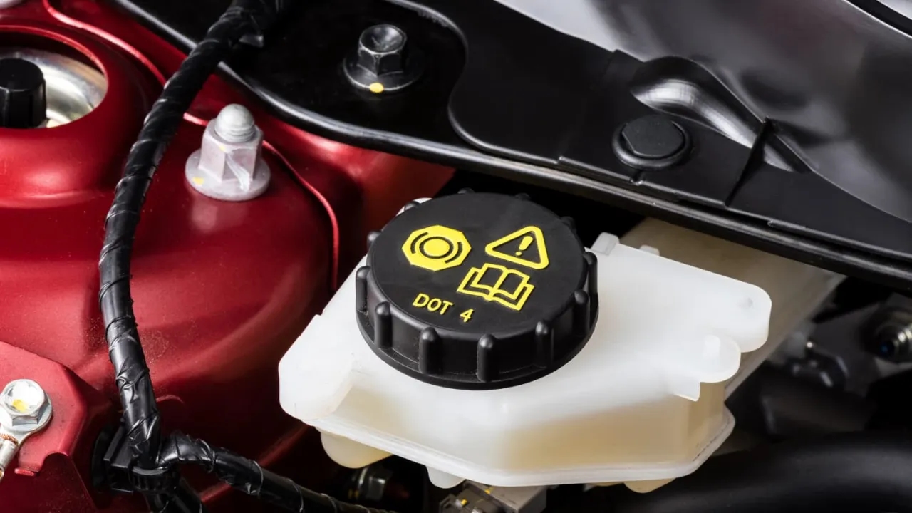 Bremsflüssigkeit wechseln alle 4 Jahre? So gefährlich kann es werden